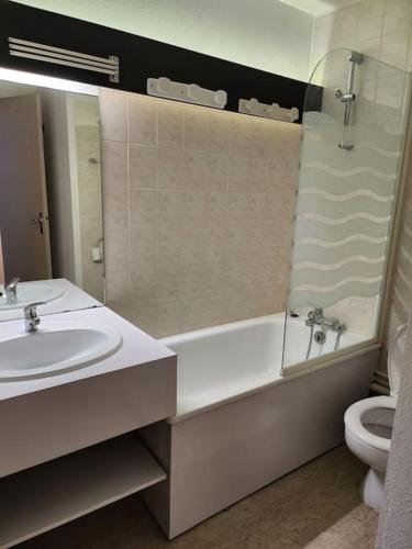 une salle de bain avec un lavabo, une baignoire et des toilettes dans l'établissement Appartement 