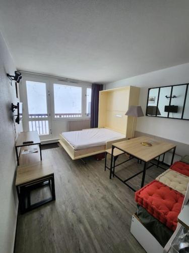 Cette chambre comprend un lit et deux tables. dans l'établissement Appartement 