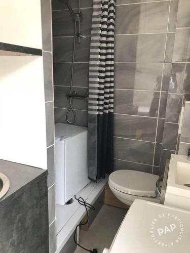 une salle de bain avec toilettes et lavabo dans l'établissement Pret à usage & Commodat 10 Finlay 3rd floor - 30 nuitées minimum - Salarié mobilité ou étudiant stagiaire, à Paris