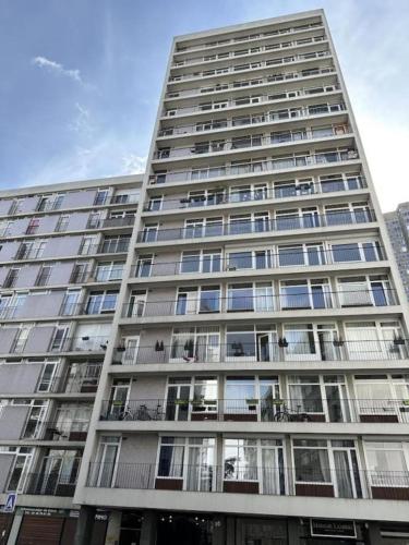 Un grand bâtiment avec de nombreuses fenêtres sur son côté dans l'établissement Pret à usage & Commodat 10 Finlay 3rd floor - 30 nuitées minimum - Salarié mobilité ou étudiant stagiaire, à Paris