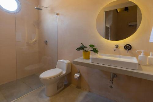 a bathroom with a toilet and a sink and a shower at Nueva Apartasuite de lujo in Santa Marta