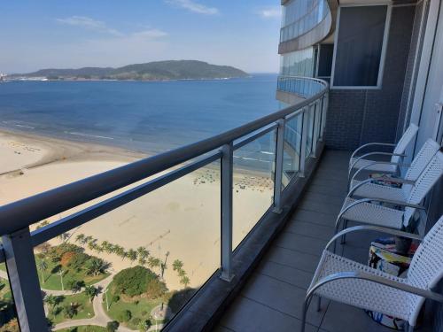 Un balcón con sillas y vista a la playa. en Book Santos - Unlimited 3403 - A Melhor Vista no 34º andar!, en Santos