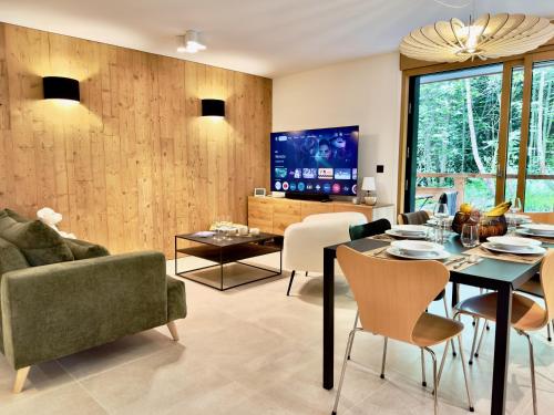 TV a/nebo společenská místnost v ubytování Le lodge de l alpage - Ski in ski out - 2 chambres 1 cabine
