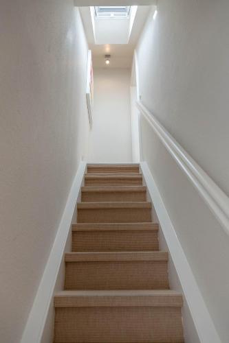 een trappenhuis in een gebouw met een trappenhuis bij Strand Loft in Westerland