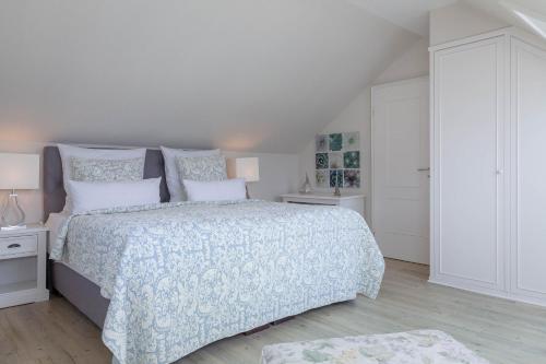 เตียงในห้องที่ Strand Loft