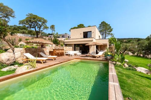 une piscine devant une maison dans l'établissement Bellezza - Villa climatisée piscine, à Lecci