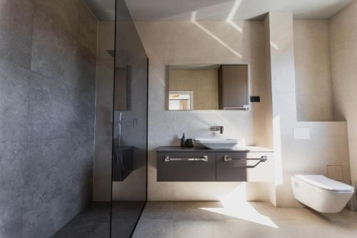 Ένα μπάνιο στο Luxury Villa Pam - Private villa with a heated pool and a summer terace with 4 bedrooms - 230 m2 NEW!!
