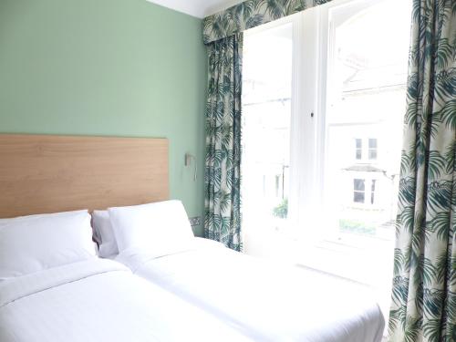 Marldon Olympia Hotelにあるベッド