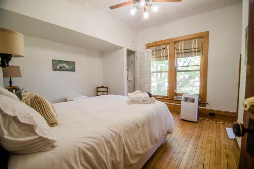 Un dormitorio con una gran cama blanca y una ventana. en Charlie Room BW Boutique Hotel, en Central Lake