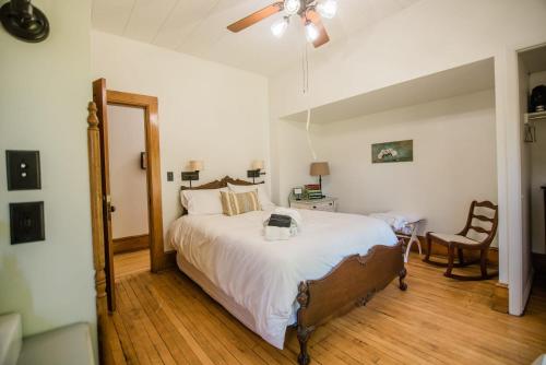 Un dormitorio con una cama grande con ventilador de techo. en Charlie Room BW Boutique Hotel, en Central Lake