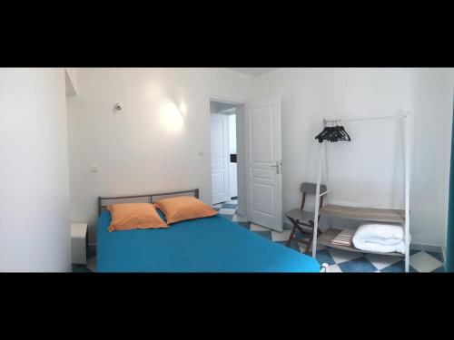 - une chambre avec un lit bleu et une lampe dans l'établissement La Bonica , appartement 4 personnes, à Santʼ Andrea-di-Cotone