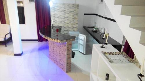 a bathroom with a glass counter in the middle of a room at Residence Les Bambous in Mahébourg