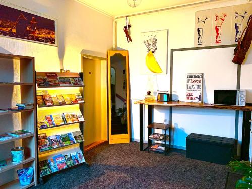 Perpustakaan di rumah tamu ini