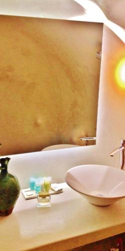 Μια τηλεόραση ή/και κέντρο ψυχαγωγίας στο Thrilling Santorini Suite Ragus Suite 1 Bedroom Min Children Age 12 Years Spacious Shared Sun Terrace And Swimming Pool With Breathtaking
