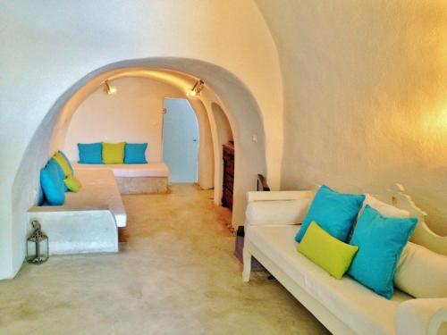 Ruang duduk di Thrilling Santorini Suite Ragus Suite 1 Bedroom Min Children Age 12 Years Spacious Shared Sun Terrace And Swimming Pool With Breathtaking