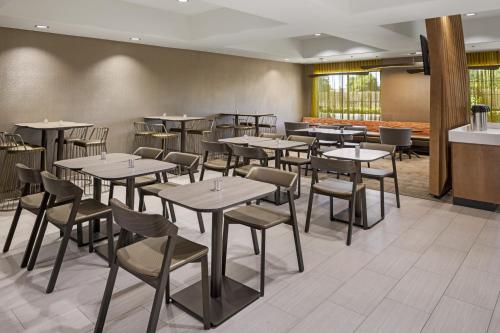 a restaurant with tables and chairs in a room at SpringHill Suites by Marriott Turlock in Turlock