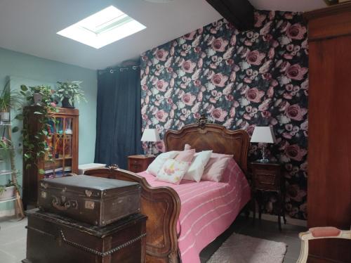- une chambre avec un lit rose et un mur fleuri dans l'établissement Idéal JO 2024, à Argenteuil