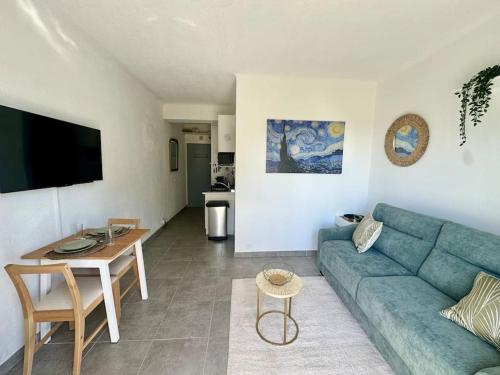 un salon avec un canapé et une table dans l'établissement Studio cosy à 5 min de la mer, à Villeneuve-Loubet