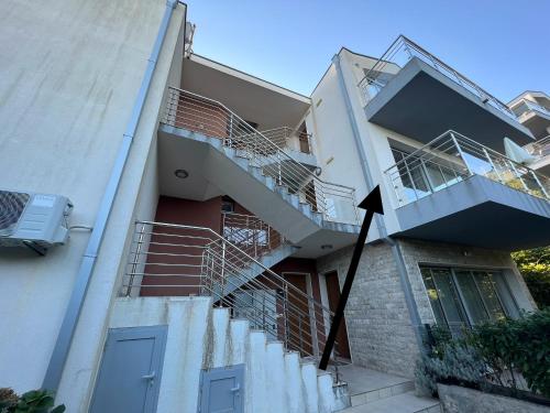 una casa bianca con scale e una scala di Acacia hill B6 a Ðenovići