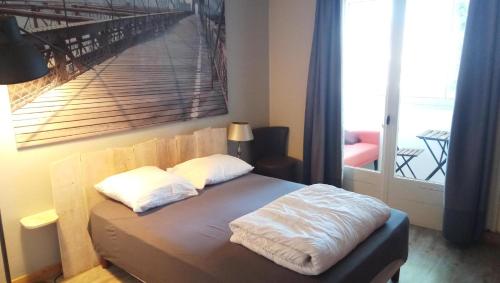 un lit avec deux oreillers dessus dans une chambre dans l'établissement PRIVATE ROOM a la Teste, à La Teste-de-Buch