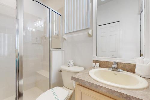 Un baño con inodoro, lavabo y ducha. en Blue Sweet Haven, en Haines City
