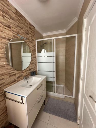 Fotografie z fotogalerie ubytování Modern and Bright 5 Bedroom Apartment Del Prado v destinaci Gandía