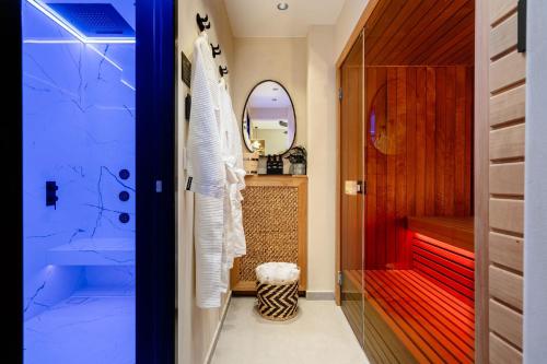 Un baño de Legato Spa Suites With Private Pool