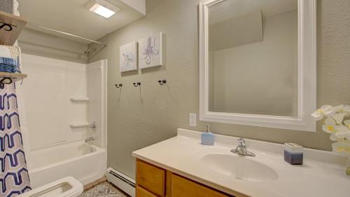 Koupelna v ubytování Snowdrop Apartment - Just 10 Minutes to the Beach!