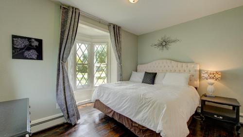 Postel nebo postele na pokoji v ubytování Snowdrop Apartment - Just 10 Minutes to the Beach!