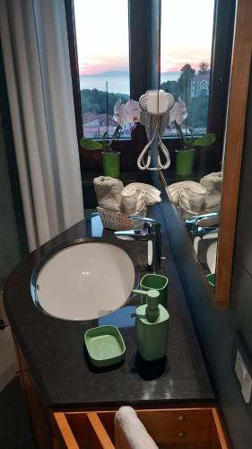 a bathroom counter with a sink and a mirror at Sunshine in Pimonte