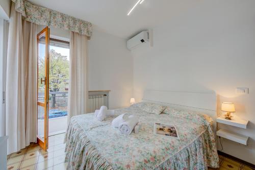 sypialnia z łóżkiem i książką na nim w obiekcie Il Tulipano Giallo 100m From The Sea - Happy Rentals w mieście San Bartolomeo al Mare