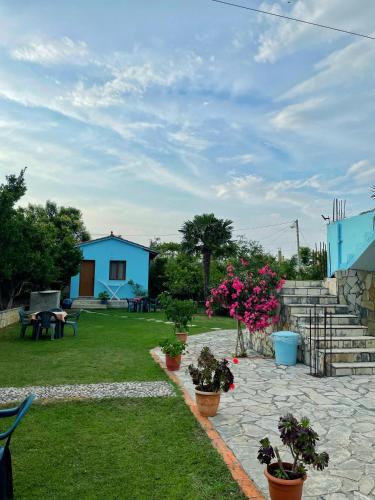 a yard with potted plants and a house at Family Green Spot in Orikum