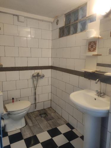 une salle de bain avec toilettes et lavabo dans l'établissement Idéal JO 2024, à Argenteuil