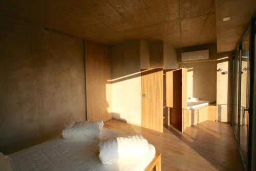 Un pat sau paturi într-o cameră la Qb Apartments