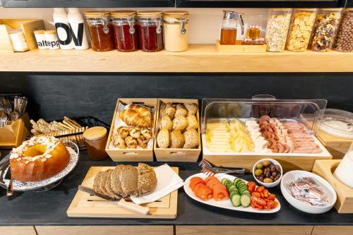 a buffet with many different types of food on display at Kenta Mountain Hotel & Gastrobar in Portariá