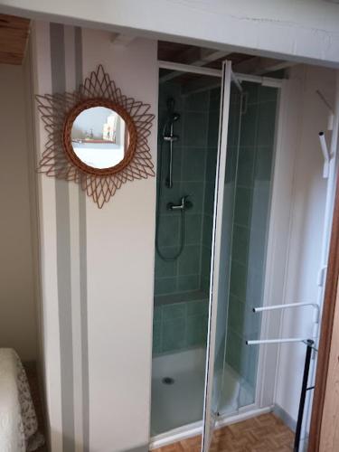 La salle de bains est pourvue d'une douche, d'un miroir et d'une baignoire. dans l'établissement Charmante villa, à Bouillargues