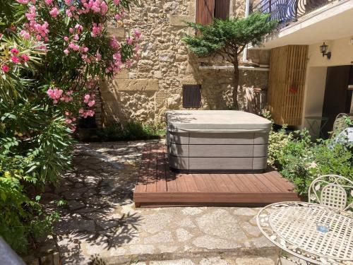 Le Studio d Aurélie avec SPA été en pleine campagne et proche de toute commoditéにある庭