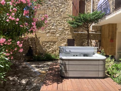 Le Studio d Aurélie avec SPA été en pleine campagne et proche de toute commoditéにある庭