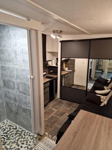 Cette chambre comprend une cuisine et un lit. dans l'établissement Agréable studio avec sa terrasse extérieure entièrement aménagé à 5 min de la mer, à Cannes