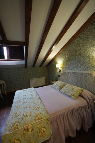 a bedroom with a large bed in a room at Hotel Rural y Restaurante, Rinconcito de Gredos in Cuevas del Valle