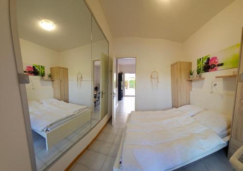 Una cama o camas en una habitación de Apartament Nadine
