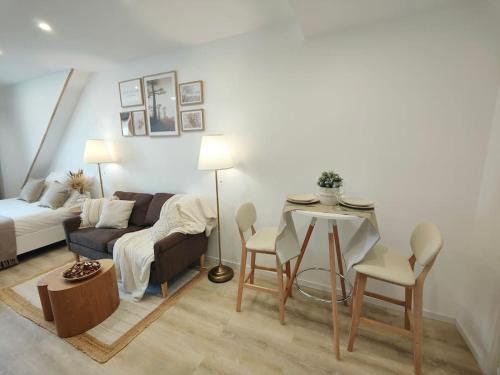 a living room with a couch and a table at Doris 2 in Châteaudun