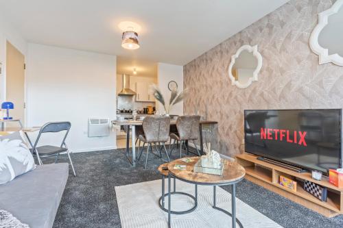 a living room with a tv and a table at Golden Desert with FREE Parking - Netflix in Birmingham