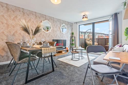 a living room with a dining table and chairs at Golden Desert with FREE Parking - Netflix in Birmingham