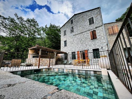 une piscine devant un immeuble dans l'établissement Casa Arena Authentique maison de village avec piscine au cœur de l’Alta Rocca - Zoza, à Zoza