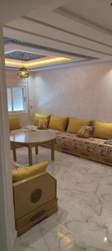 a living room with a couch and a table at Nador al jadid chaabi in Nador