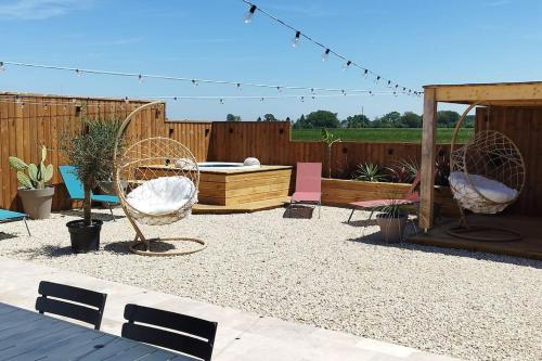 Galeriebild der Unterkunft Chalet industriel avec filet et spa in Sorigny
