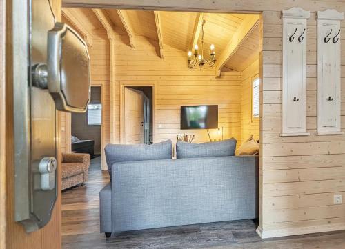 a living room with a couch in a room at Blockhaus Barbarossa - Annie in Rottleben