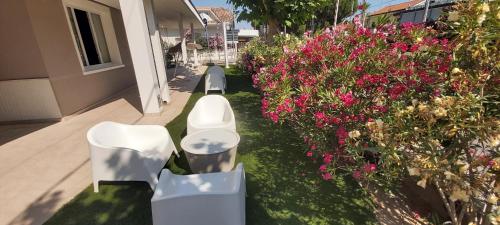 Un jardín fuera de B&B Hotel Serenità