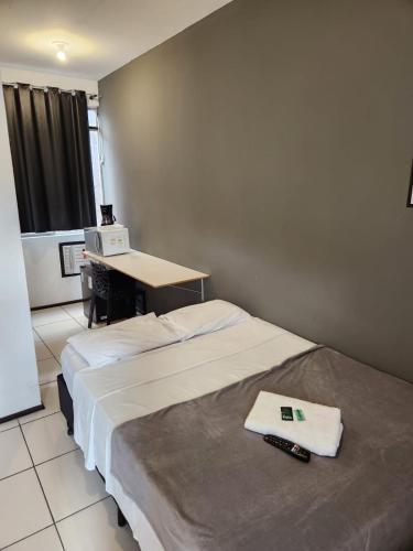 ジョインヴィレにあるVisconde Hotelのベッド2台と机があるホテルの部屋